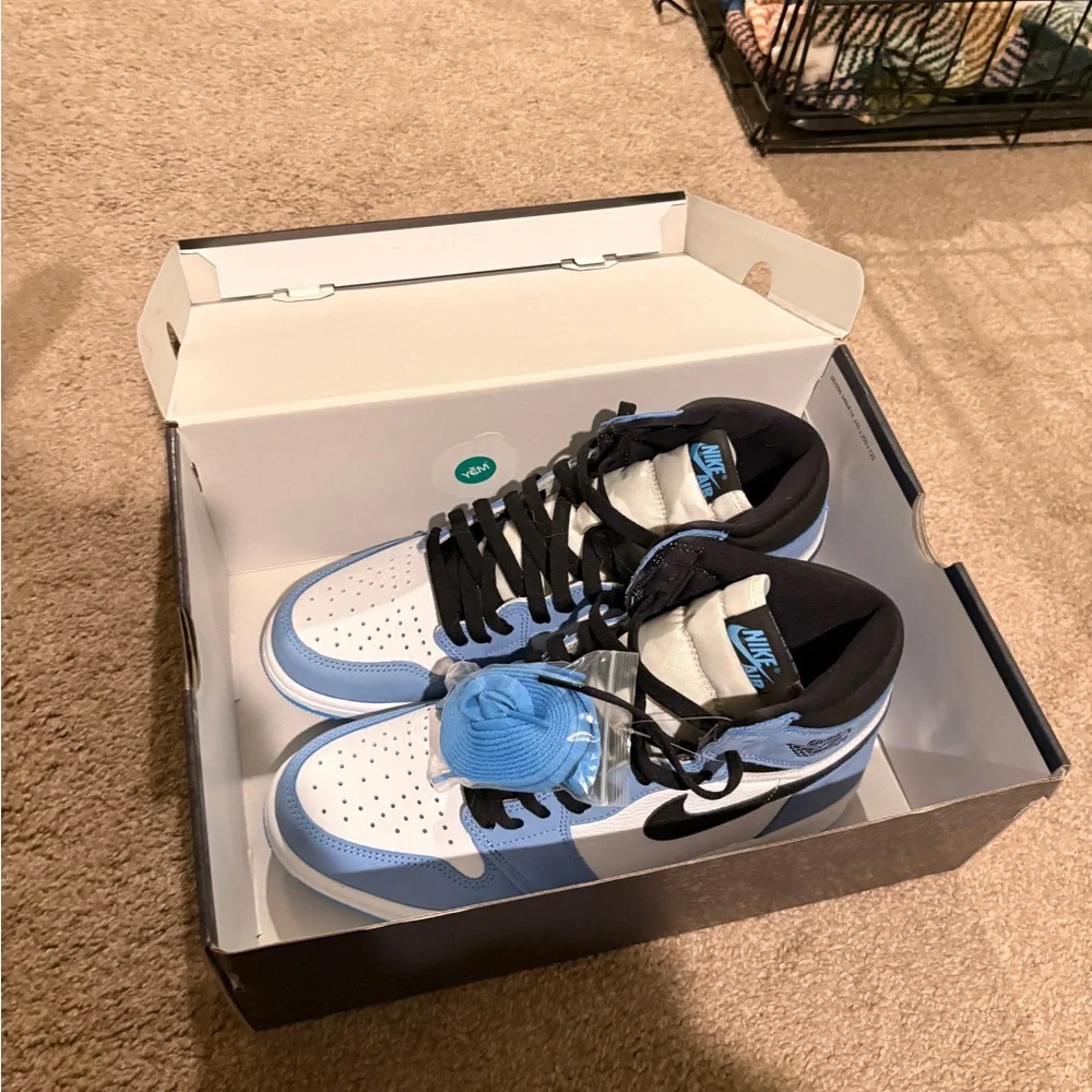 Air Jordan 1 Retro High Men's 10.5 - University Blue - Picture 2 of 10